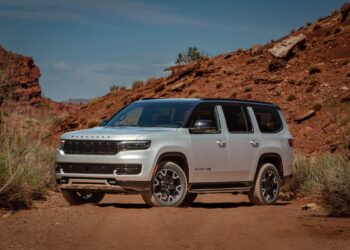 Jeep Wagoneer Overland 2025: внедорожная спецверсия для тех, кто не хочет выбирать между роскошью и бездорожьем