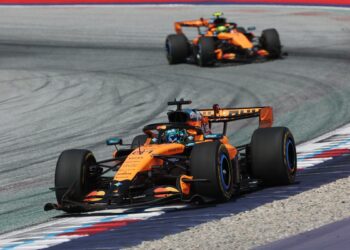 Адель опробовала симулятор McLaren F1 в гостях у команды из Уокинга