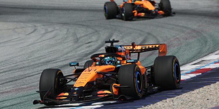 Адель опробовала симулятор McLaren F1 в гостях у команды из Уокинга