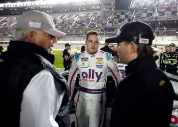 Алекс Боуман завершит карьеру в NASCAR после сезона-2027