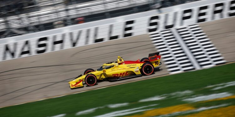 Алекс Палау разобрался с тремя пилотами Penske и выиграл IndyCar в Нэшвилле