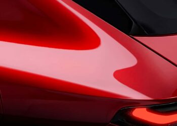 Alfa Romeo показала первые тизеры нового C-SUV