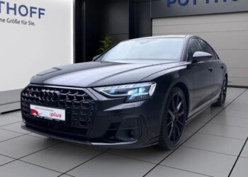 Audi S8: спорткар в костюме лимузина с диким обесцениванием