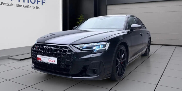 Audi S8: спорткар в костюме лимузина с диким обесцениванием