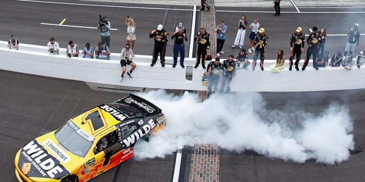 Бернаут Квапила на кирпичах Indy: извинения Дейла-младшего и звонок от NASCAR