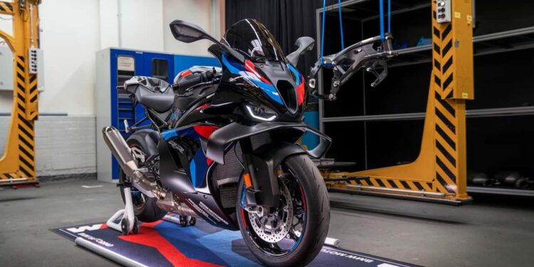 BMW M 1000 RR: Новые цвета и секретные коды для супербайка