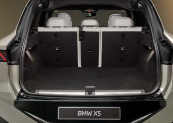 BMW объяснила, почему новый X5 лишился культовой раздвоенной задней двери