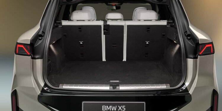 BMW объяснила, почему новый X5 лишился культовой раздвоенной задней двери
