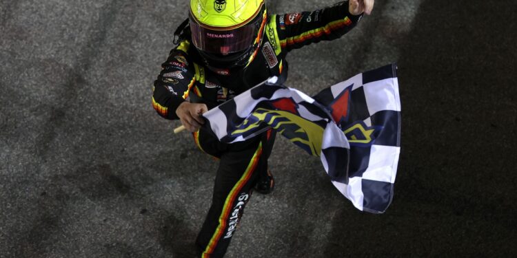 Брэндон Джонс переиграл Чейза Эллиотта в овертайме NASCAR на Chicagoland