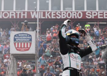 Чендлер Смит уничтожил пелотон NASCAR Truck с рекордной победой в Норт-Уилксборо