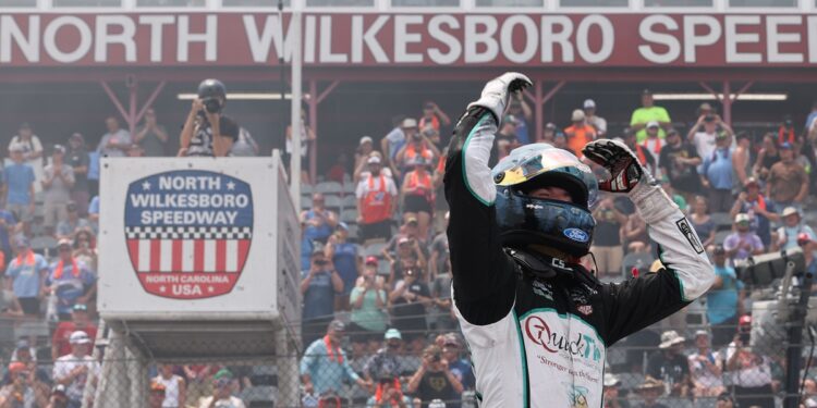 Чендлер Смит уничтожил пелотон NASCAR Truck с рекордной победой в Норт-Уилксборо