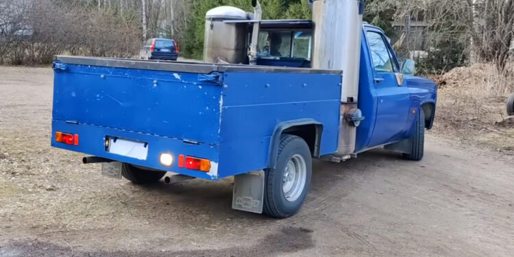Chevrolet Pick-up на дровах: V8 проехал 100 000 км на древесном газе