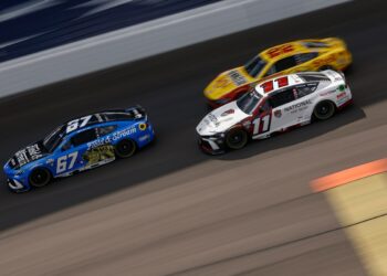 Денни Хэмлин обвинил команду в потере победы на Brickyard 400