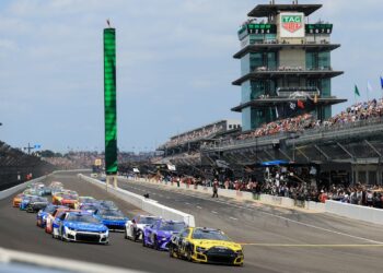 Денни Хэмлин укрепил лидерство в NASCAR Cup после Brickyard 400: четыре гонки до плей-офф