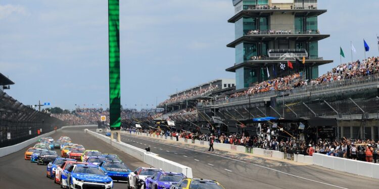 Денни Хэмлин укрепил лидерство в NASCAR Cup после Brickyard 400: четыре гонки до плей-офф