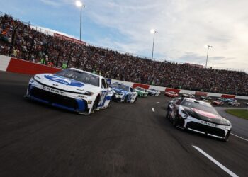 Джоуи Логано выиграл гонку NASCAR Cup Series на трассе North Wilkesboro — первой в сезоне-2026. Победа не только прервала его затяжную серию без выигрышей, но и вернула пилота выше отсечки плей-офф.