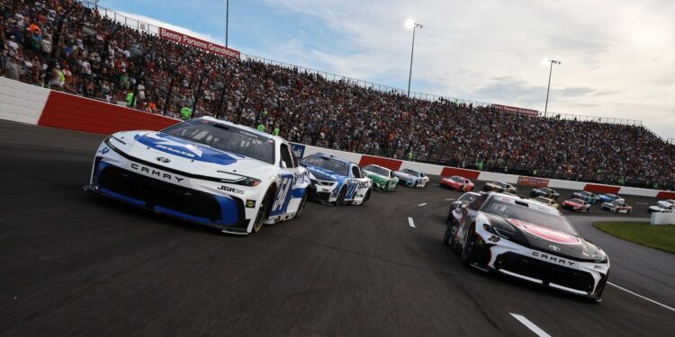 Джоуи Логано выиграл гонку NASCAR Cup Series на трассе North Wilkesboro — первой в сезоне-2026. Победа не только прервала его затяжную серию без выигрышей, но и вернула пилота выше отсечки плей-офф.