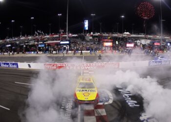 Джоуи Логано выиграл гонку NASCAR на North Wilkesboro впервые за 30 лет