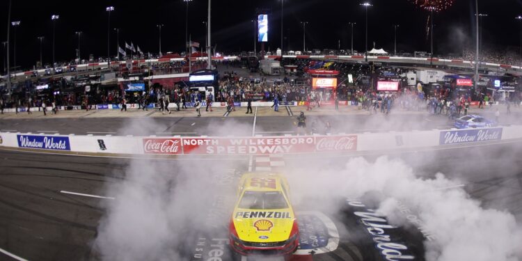 Джоуи Логано выиграл гонку NASCAR на North Wilkesboro впервые за 30 лет