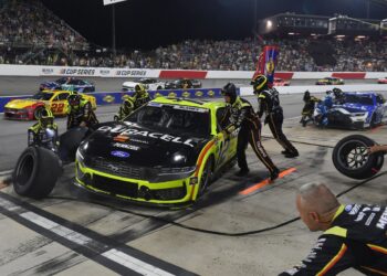 Джоуи Логано выиграл гонку NASCAR в Норт-Уилксборо