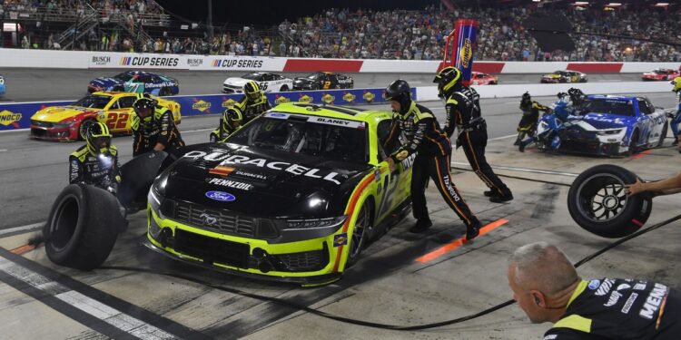 Джоуи Логано выиграл гонку NASCAR в Норт-Уилксборо