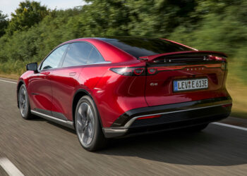Электрический седан Mazda 6e: старт продаж и выгодные предложения