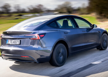 Электрокары среднего класса: кто едет дальше всех? Тест-драйв Tesla Model 3, Mercedes CLA и других