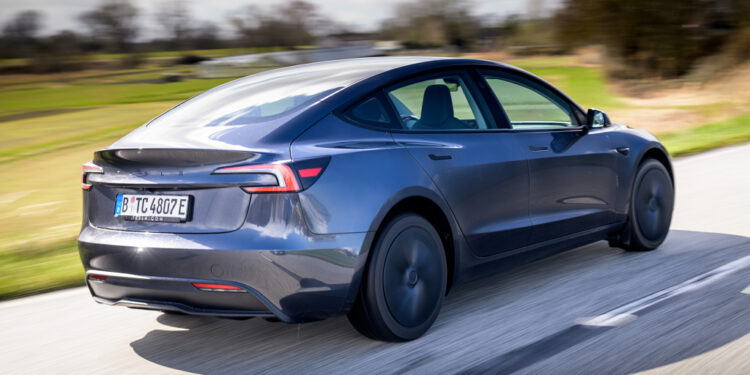 Электрокары среднего класса: кто едет дальше всех? Тест-драйв Tesla Model 3, Mercedes CLA и других