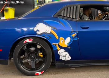 Этот Dodge Challenger выглядит так, будто готов пробить звуковой барьер. Всё дело в виниле Sonic — необычная плёнка, которая при перегазовках выдаёт довольно хитрый прикол.