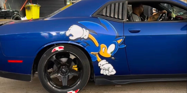 Этот Dodge Challenger выглядит так, будто готов пробить звуковой барьер. Всё дело в виниле Sonic — необычная плёнка, которая при перегазовках выдаёт довольно хитрый прикол.