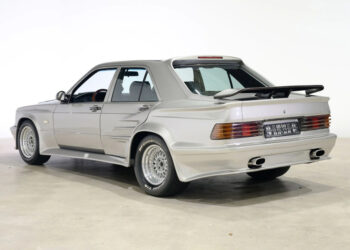 Этот Mercedes 190 E выглядит так, будто только что сошел с трассы DTM. И это не просто стилизация: речь идет об одном из редчайших переделанных W-201, которые вообще встречаются. Скоро «бэби-бенц» отправится с молотка.