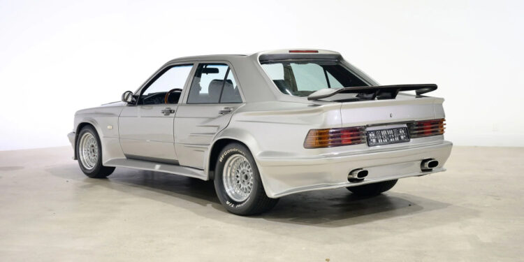 Этот Mercedes 190 E выглядит так, будто только что сошел с трассы DTM. И это не просто стилизация: речь идет об одном из редчайших переделанных W-201, которые вообще встречаются. Скоро «бэби-бенц» отправится с молотка.