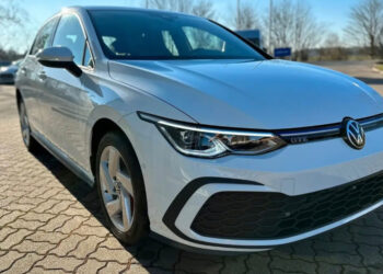 Этот Volkswagen Golf GTE 2022 года с системной мощностью 245 л.с. и запасом хода на электротяге до 64 километров сейчас можно купить вдвое дешевле новой цены. Машина выставлена на площадке AUTO BILD.