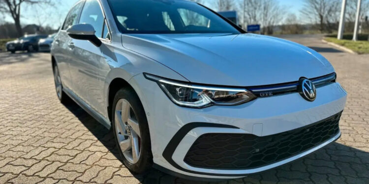 Этот Volkswagen Golf GTE 2022 года с системной мощностью 245 л.с. и запасом хода на электротяге до 64 километров сейчас можно купить вдвое дешевле новой цены. Машина выставлена на площадке AUTO BILD.