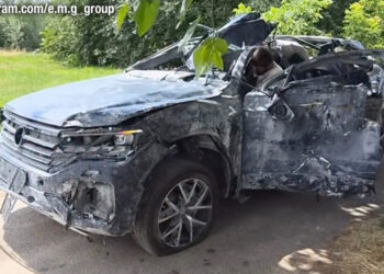 Этот VW Touareg — груда металлолома. После ракетного обстрела в Украине от внедорожника почти ничего не осталось. Но есть одна деталь, которая не укладывается в голове: Touareg до сих пор едет своим ходом.