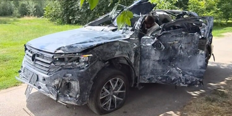 Этот VW Touareg — груда металлолома. После ракетного обстрела в Украине от внедорожника почти ничего не осталось. Но есть одна деталь, которая не укладывается в голове: Touareg до сих пор едет своим ходом.
