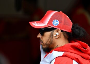 Ferrari вызвали к стюардам за опасный выпуск Льюиса Хэмилтона: механик сбит с ног