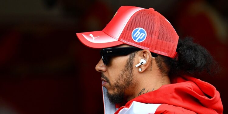 Ferrari вызвали к стюардам за опасный выпуск Льюиса Хэмилтона: механик сбит с ног