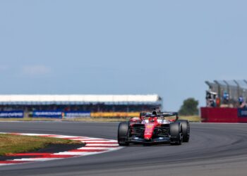 FIA упустила шанс на зрелищный финал Гран-при Великобритании: мнение Отмара Сафнауэра