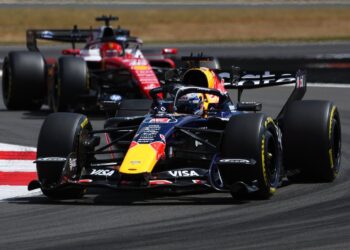 FIA запросила данные у Red Bull и Ferrari из-за вращающихся крыльев «Маккарена»
