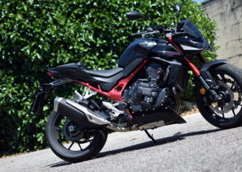 Honda CB750 Hornet с E-Clutch: новый уровень контроля на дороге