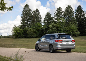 Honda отзывает 325 тысяч Odyssey из-за проблем с камерой заднего вида