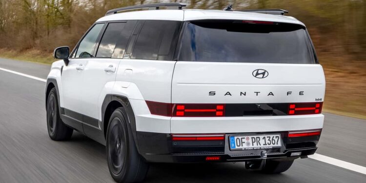 Hyundai Santa Fe (2027) получил упрощённую комплектацию и снижение цены