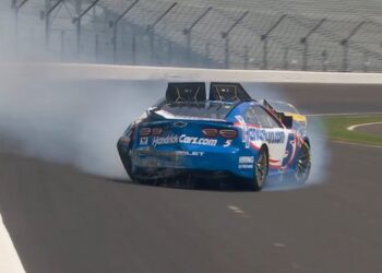 Кайл Ларсон разбился на Brickyard 400 и финишировал последним