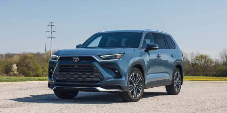 Какой Toyota Grand Highlander Hybrid взять, чтобы не переплатить