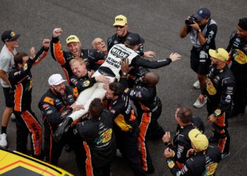 Карсон Квапил берёт первую победу в NASCAR: слёзы Эрнхардта-младшего