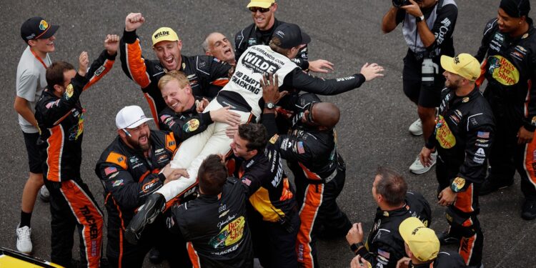 Карсон Квапил берёт первую победу в NASCAR: слёзы Эрнхардта-младшего