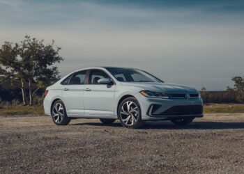 Концерн Volkswagen планирует сократить до половины своего глобального модельного ряда. Немецкая пресса утверждает, что знает, какие модели попадут под нож, и в списке — как доступный седан Jetta, так и некоторые версии Porsche.