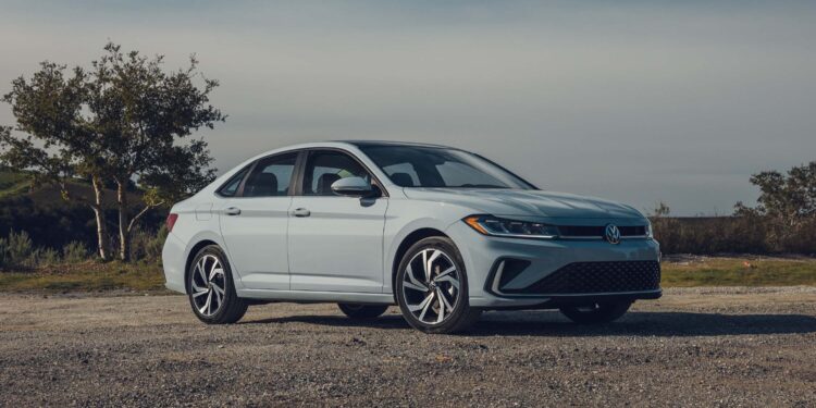 Концерн Volkswagen планирует сократить до половины своего глобального модельного ряда. Немецкая пресса утверждает, что знает, какие модели попадут под нож, и в списке — как доступный седан Jetta, так и некоторые версии Porsche.