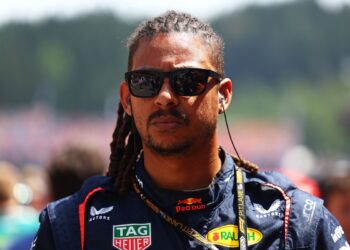 Кража шлемов Red Bull на Сильверстоуне: Кэлум Николас опубликовал видео с камер